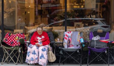 First rainy Rose Parade in decades kicks off in Pasadena