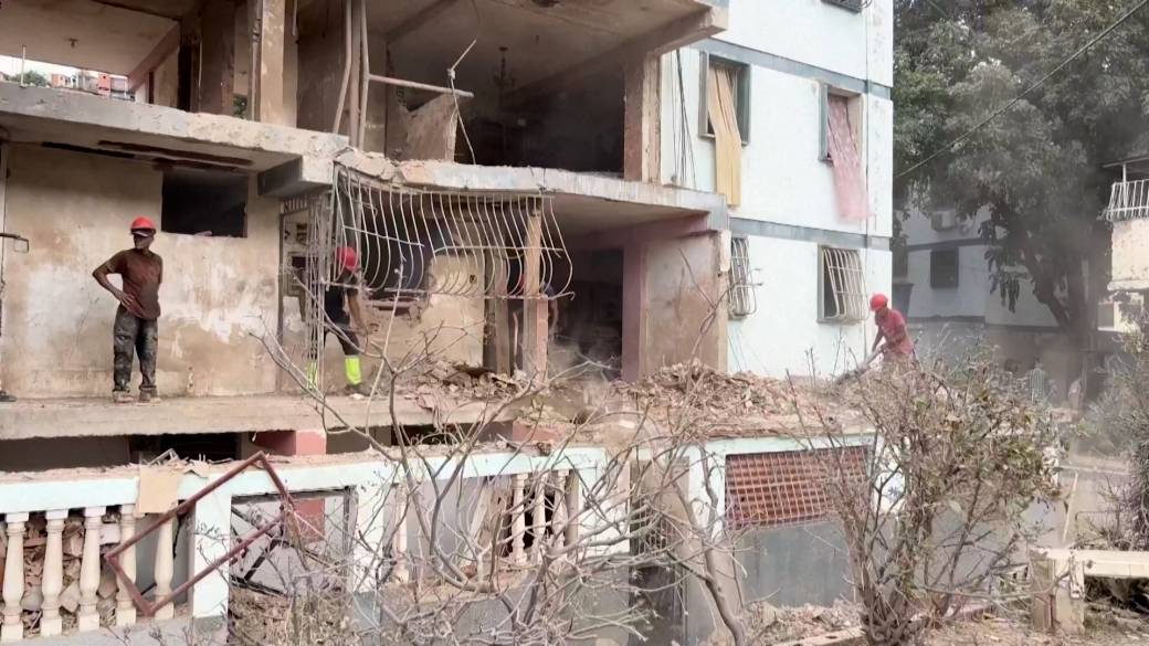 Click to play video: 'Venezuelan officials say 100 dead as residents describe night of US attacks during Maduro raid'