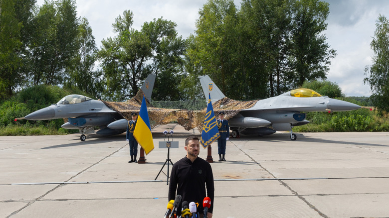 Ukrainian President Zelenskyy in front of two Ukrainian F-16 aircraft