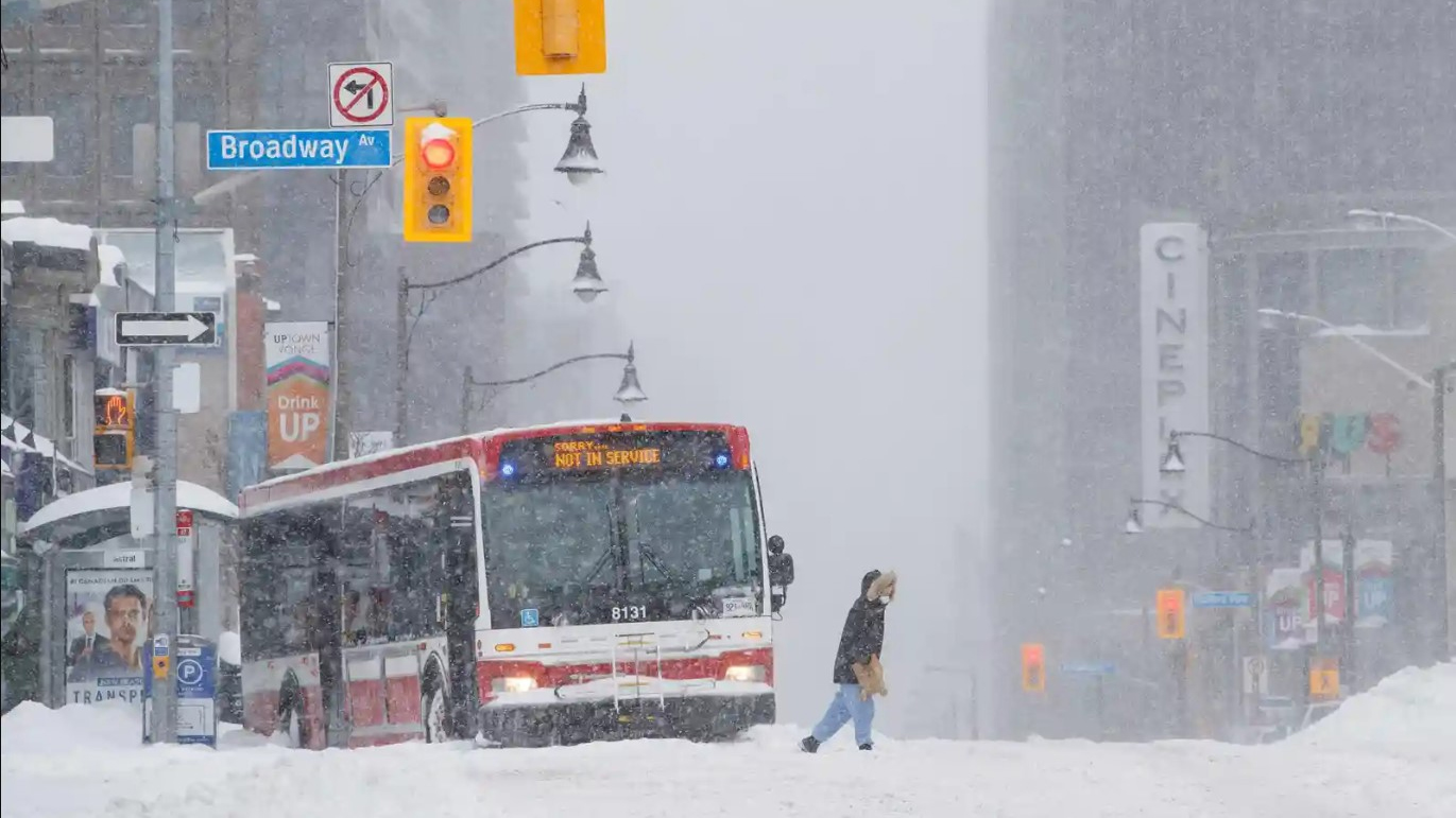 Monday snowfall in Toronto hampers morning commute