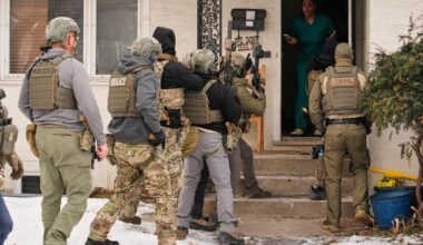 Immigration officers assert sweeping power to enter homes without a judge's warrant, memo says