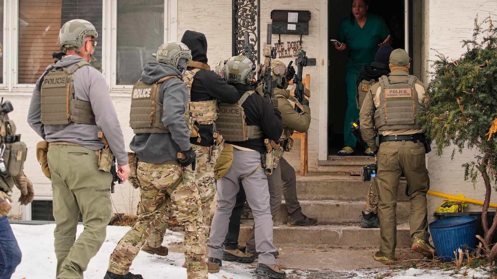 Immigration officers assert sweeping power to enter homes without a judge's warrant, memo says