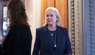 Senators launch a cross-party effort to end stock trading by lawmakers