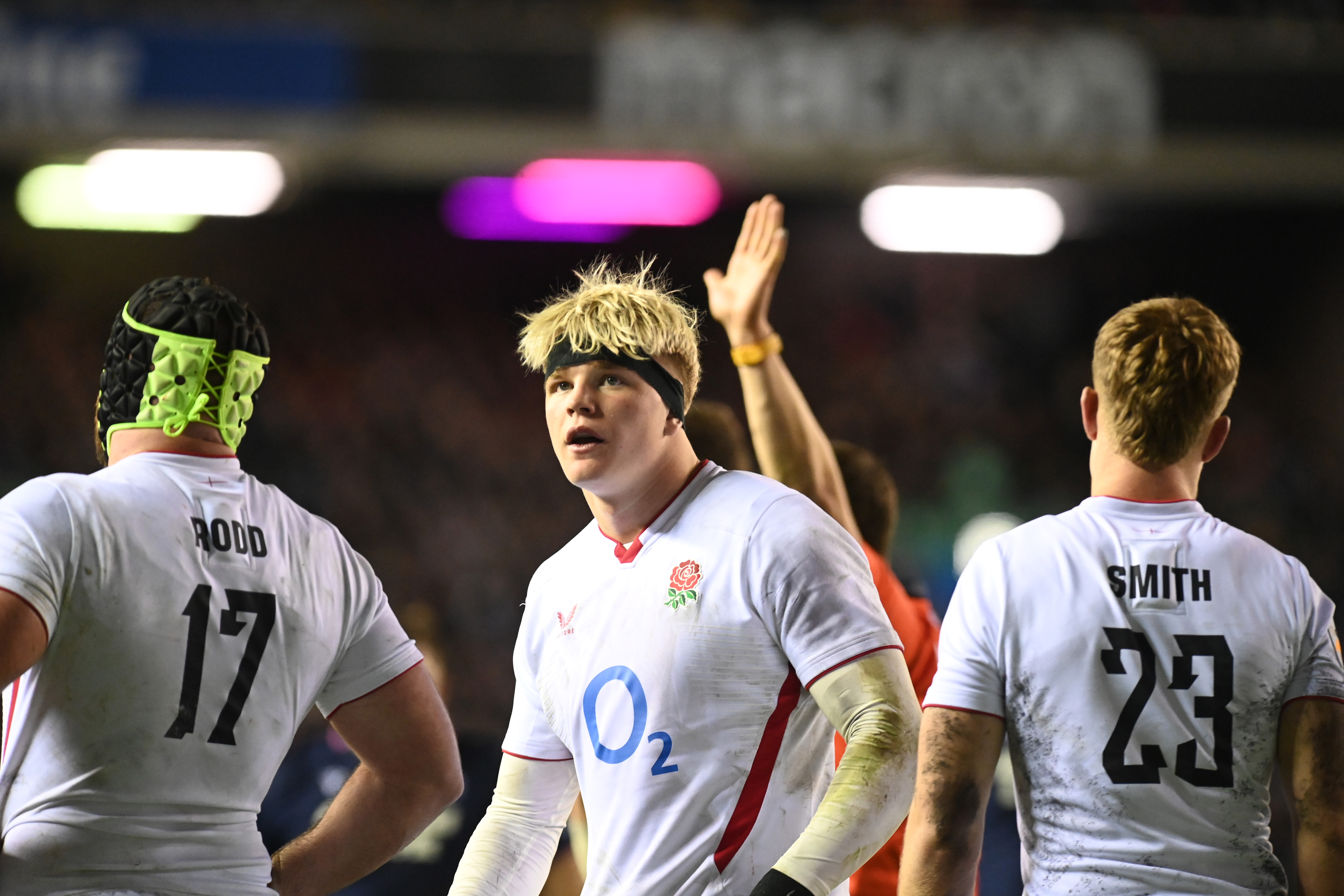 Henry Pollock of England in an O2 jersey.