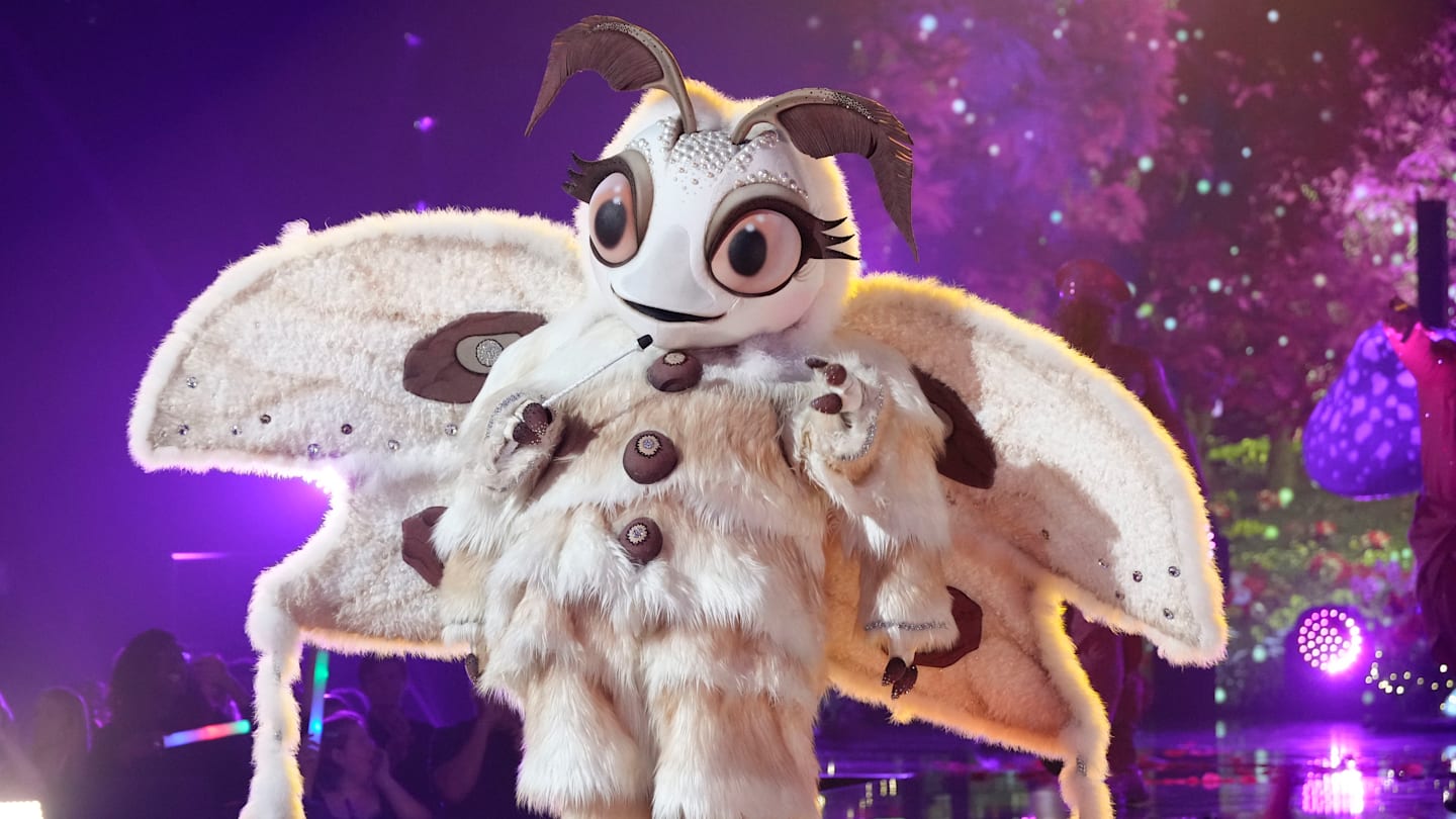THE MASKED SINGER: Poodle Moth in THE MASKED SINGER “Final Four” episode on FOX. CR: Michael Becker / FOX.
