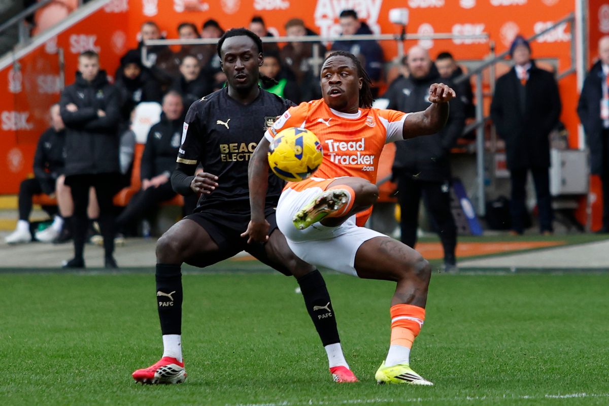 Malachi Boateng of Plymouth Argyle battles for the ball with Michael Obafemi of Blackpool during the EFL League One match between Blackpool and Plymouth Argyle at Bloomfield Road on 14 February 2026 in Blackpool, England (Photo by Steve Taylor/PPAUK)