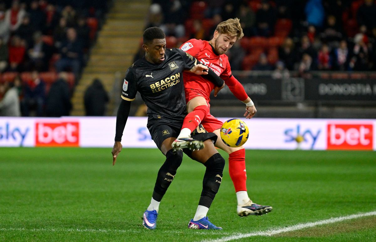 Wes Harding of Plymouth Argyle and Dominic Ballard of Leyton Orient during the Sky Bet League One match at BetWright Stadium, London on 17 February 2026. Photo: Garry Bowden/PPAUK