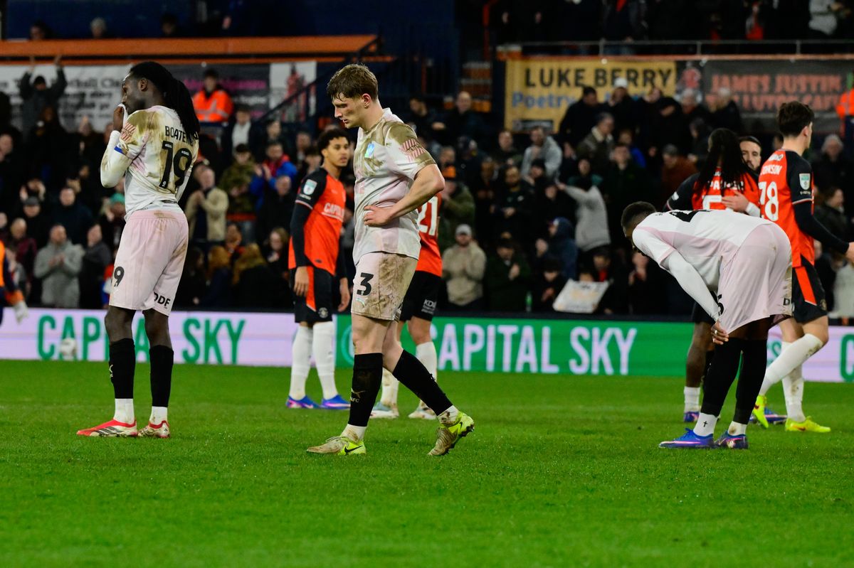 Disappointed Argyle left-back Jack MacKenzie and his team-mates after the 2-1 Vertu Trophy quarter-final defeat by Luton Town at Kenilworth Road on 24 February 2026 (Photo: Alan Stanford/PPAUK)