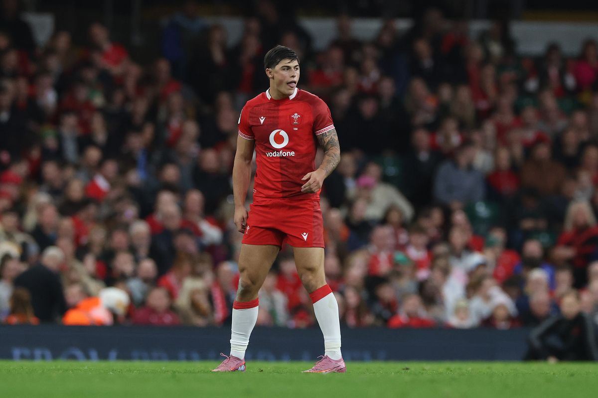 Louis Rees-Zammit will start for Wales at full-back against England