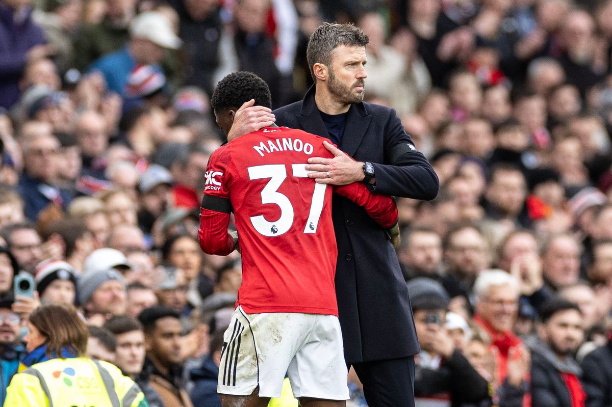 Michael Carrick congratulates Kobbie Mainoo as he comes off during Manchester United's 2-0 win against Tottenham Hotspur