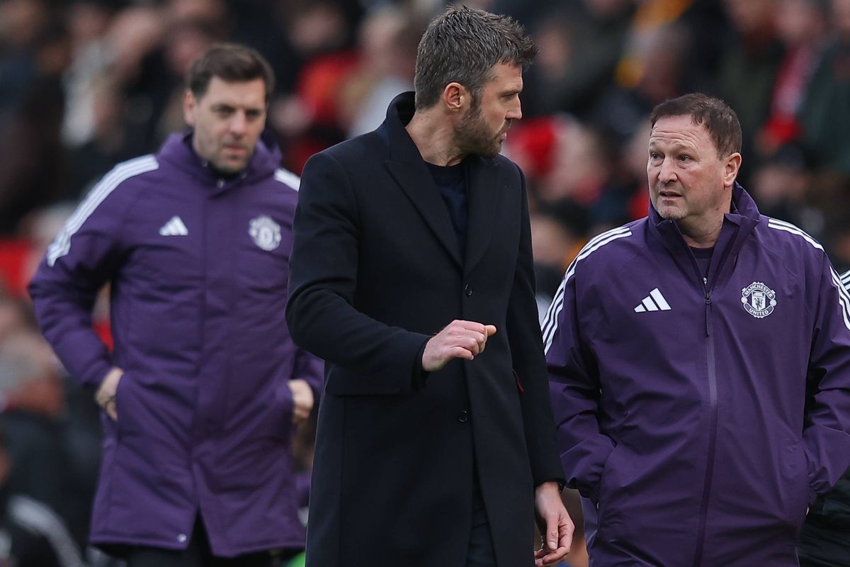Michael Carrick speaking with assistant manager Steve Holland