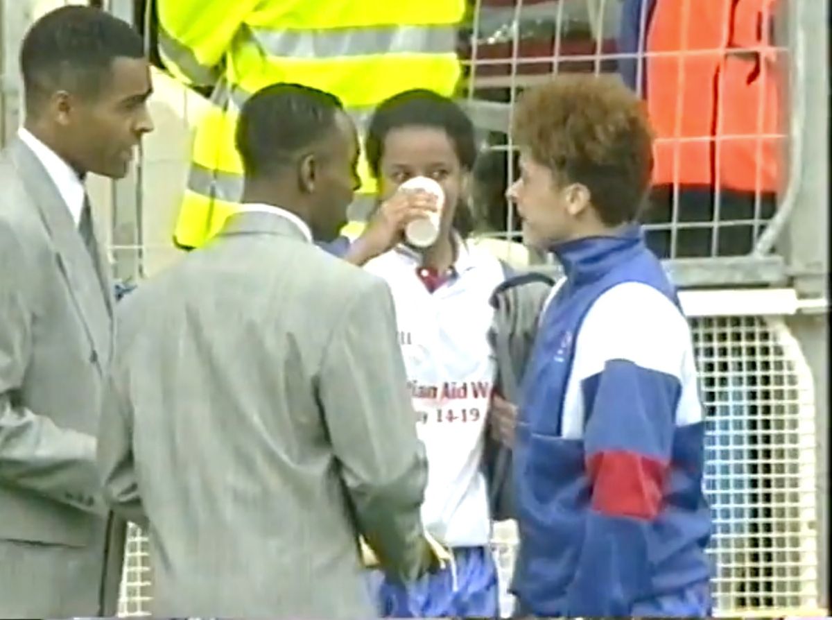 Ian Wright and Mark Bright talk to the England Women's players before the 1990 FA Cup final