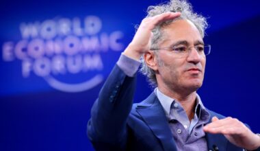 Palantir surges 11% after beating earnings estimates