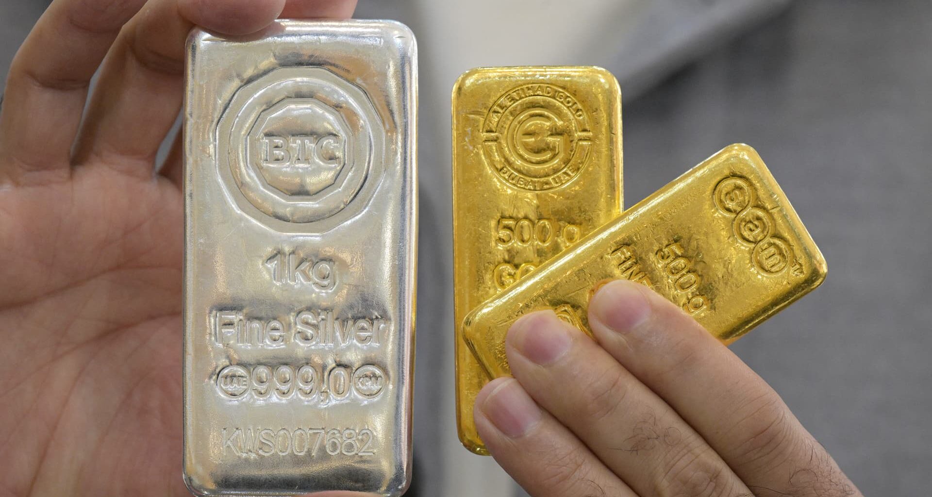 Gold dives 5% and silver crashes 10%, extending sell-off in precious metals after historic plunge