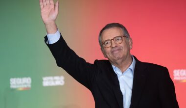 Centre-left António José Seguro beats far-right rival to Portuguese presidency