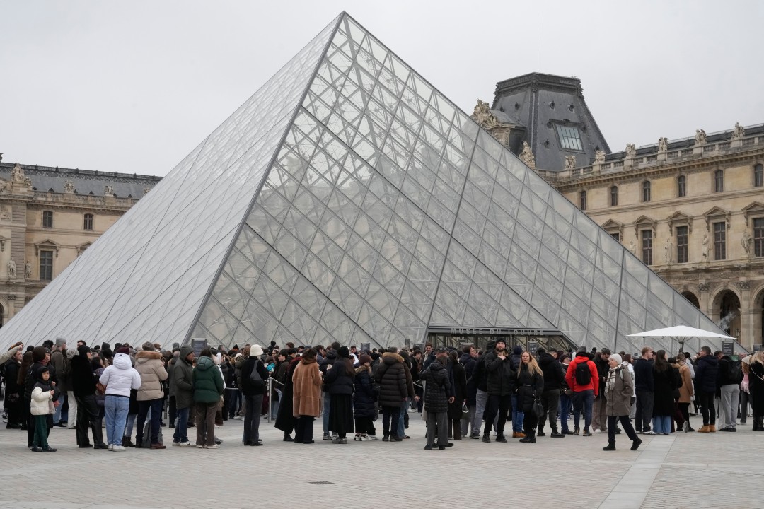 New Louvre Chief Is a Familiar Face