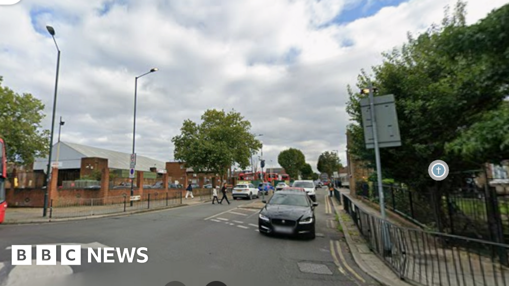 Willesden stabbing: Arrest after woman dies in busy street - BBC