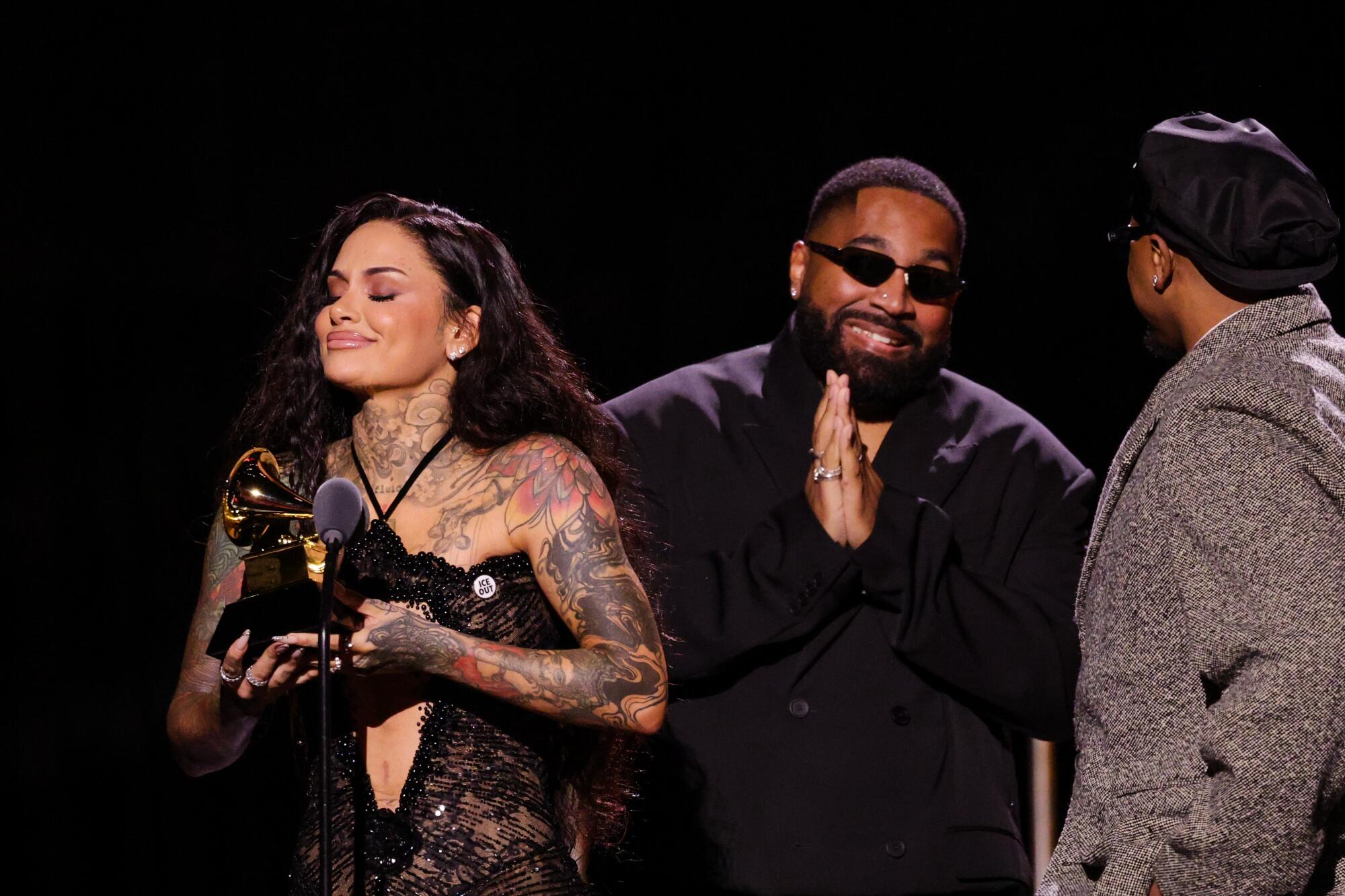 Kehlani holds her Grammy