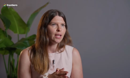 Woman in front of a grey background 