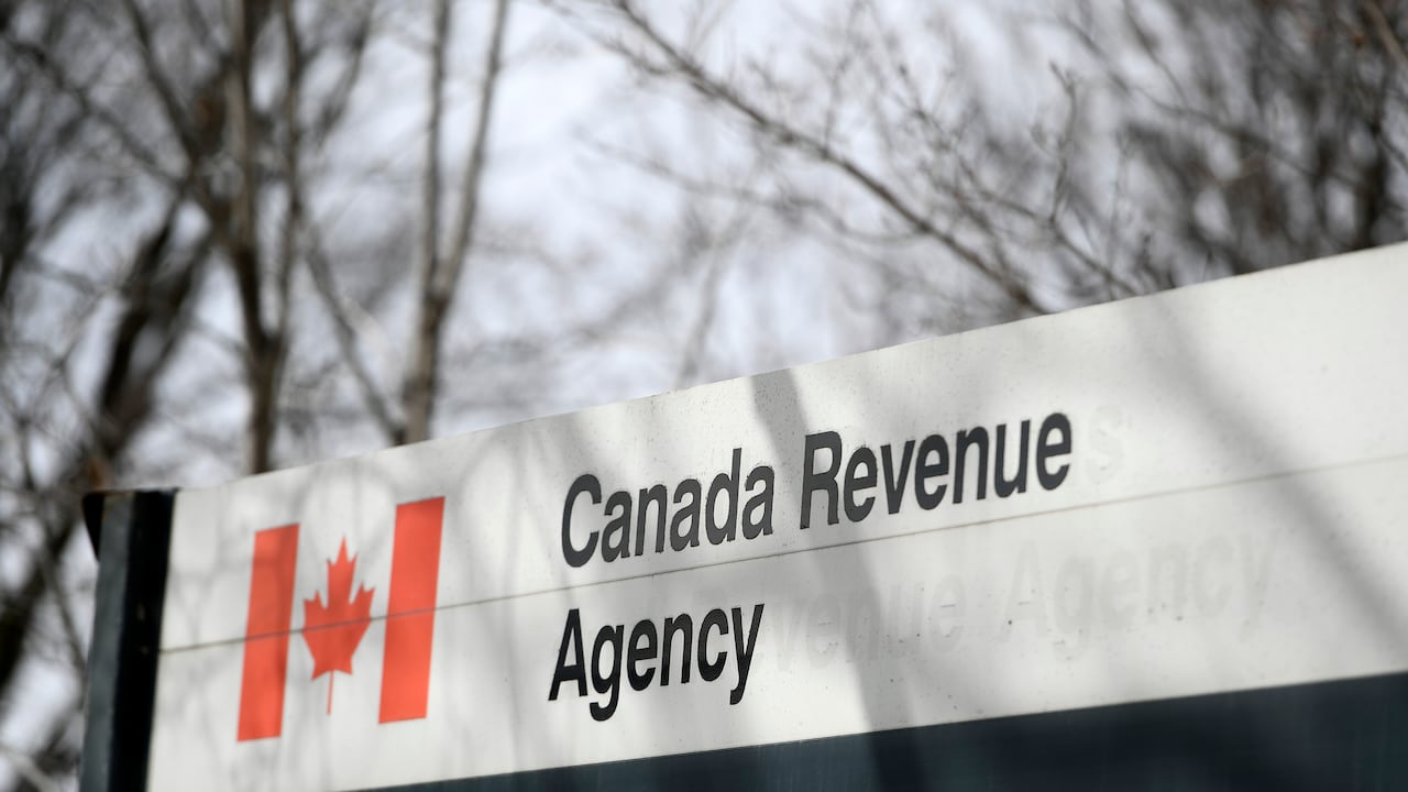  A close up picture of the signe outside the Canadian Revenue Agency which identifies the department. 