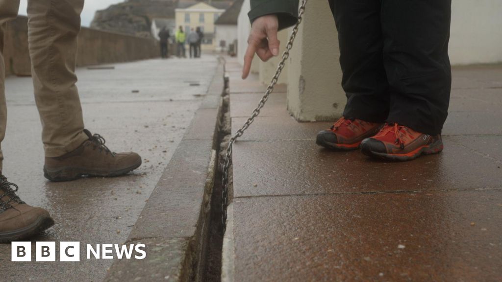 'Really worrying' seafront crack opens up after storm - BBC