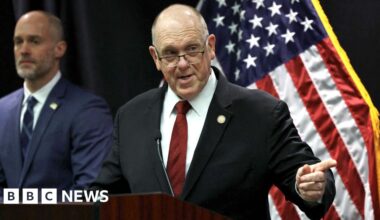 Trump administration withdrawing 700 federal agents from Minnesota - BBC