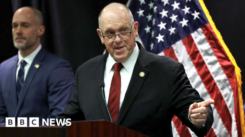 Trump administration withdrawing 700 federal agents from Minnesota - BBC