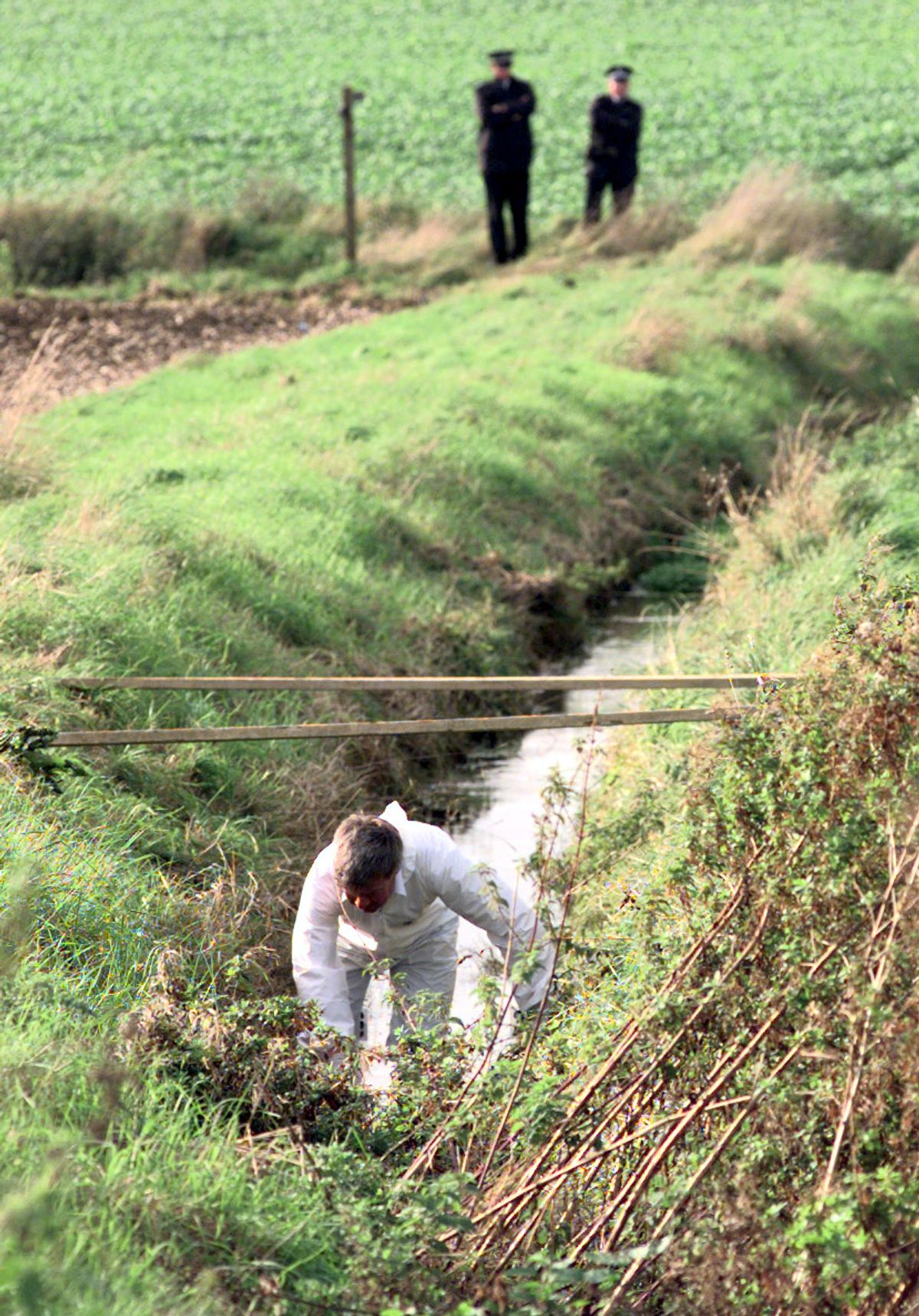 File photo dated 25/09/99 of scene of crime investigators at the site in Creeting St. Peter where a body of missing teenager Vicky Hall, was found. Suffolk serial killer Steve Wright has pleaded guilty at the Old Bailey to killing 17-year-old Victoria Hall, his sixth murder victim. Issue date: Monday February 02, 2026. PA Photo. Photo credit should read: Fiona Hanson/PA Wire