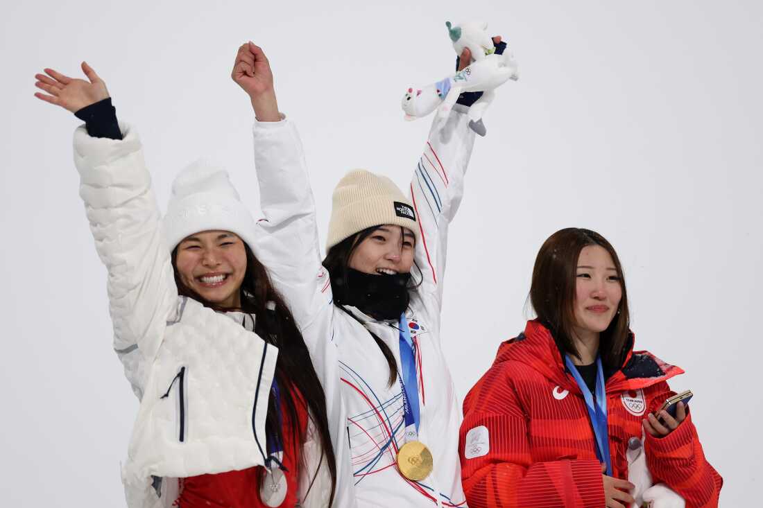 Chloe Kim (L), Gaon Choi (C) and Mitsuki Ono celebrate with their medals after the women's snowboard halfpipe event in Livigno, Italy on Thursday.