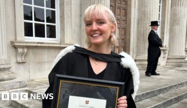 'The search is soul-destroying': Young jobseekers on the struggle to find work - BBC