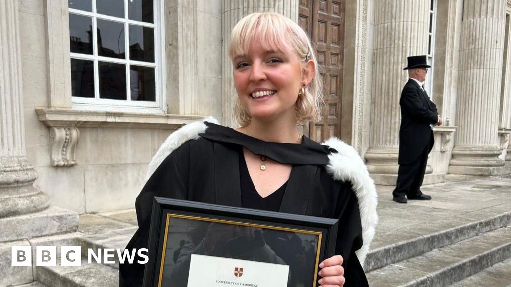 'The search is soul-destroying': Young jobseekers on the struggle to find work - BBC