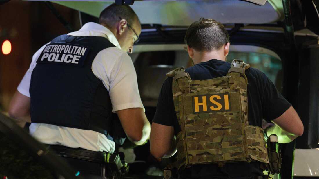 U.S. Federal Bureau of Investigation (FBI), Metropolitan Police Department (MPD), Homeland Security Investigations (HSI), and U.S. Immigration and Customs Enforcement (ICE) officers search the inside of a car during a traffic stop on Aug.14, 2025 in Washington, DC. While D.C. doesn't have a 287(g) agreement, MPD officers can cooperate with federal immigration enforcement agencies.