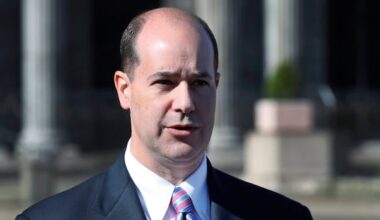 Democrats target bridge owner Moroun in expanding probe of Trump's threats