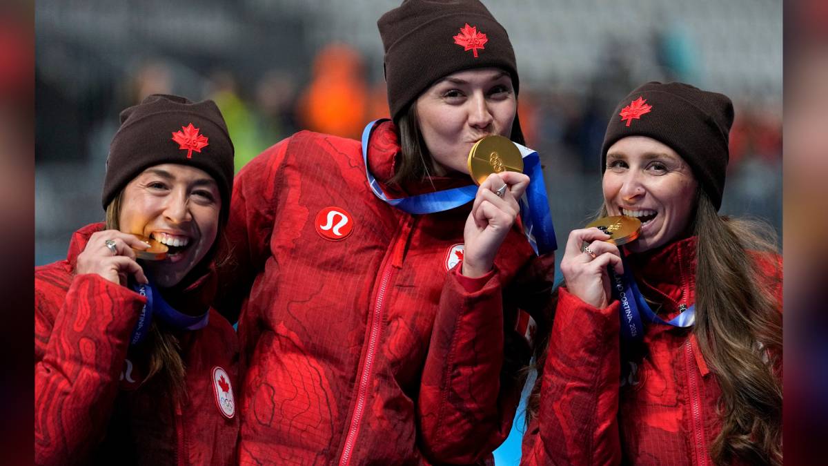 Click to play video: '‘Everybody had a shot’: Canadian women’s speedskating team humble in gold medal win'