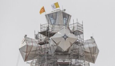 Central tower of Barcelona's Sagrada Família completed