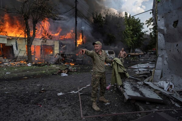 EDS NOTE: GRAPHIC CONTENT - FILE - A Ukrainian serviceman shouts to paramedics in front of the bodies of people killed after a Russian rocket attack on the food market in the city centrer of Kostiantynivka, Ukraine, Wednesday, Sept. 6, 2023. (AP Photo/Evgeniy Maloletka, File)
