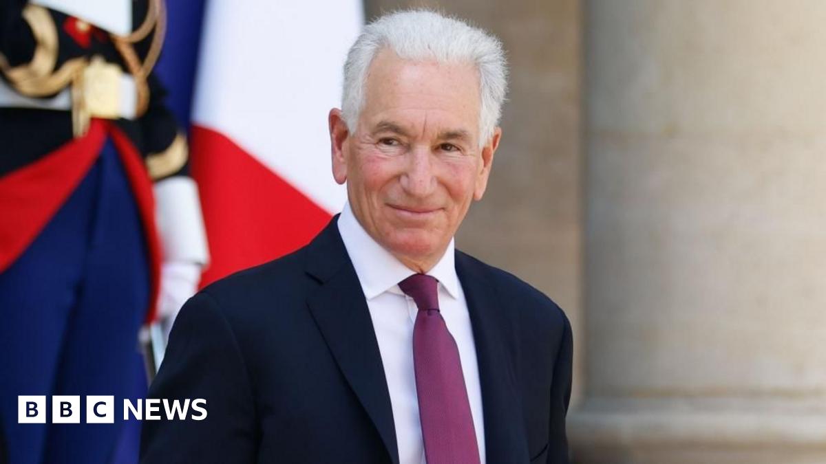 Charles Kushner smiles while leaving the Elysee Palace
