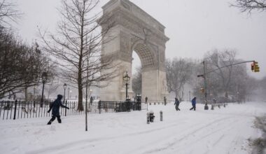 NYPD investigating after crowd pelts officers with snowballs at Washington Square Park