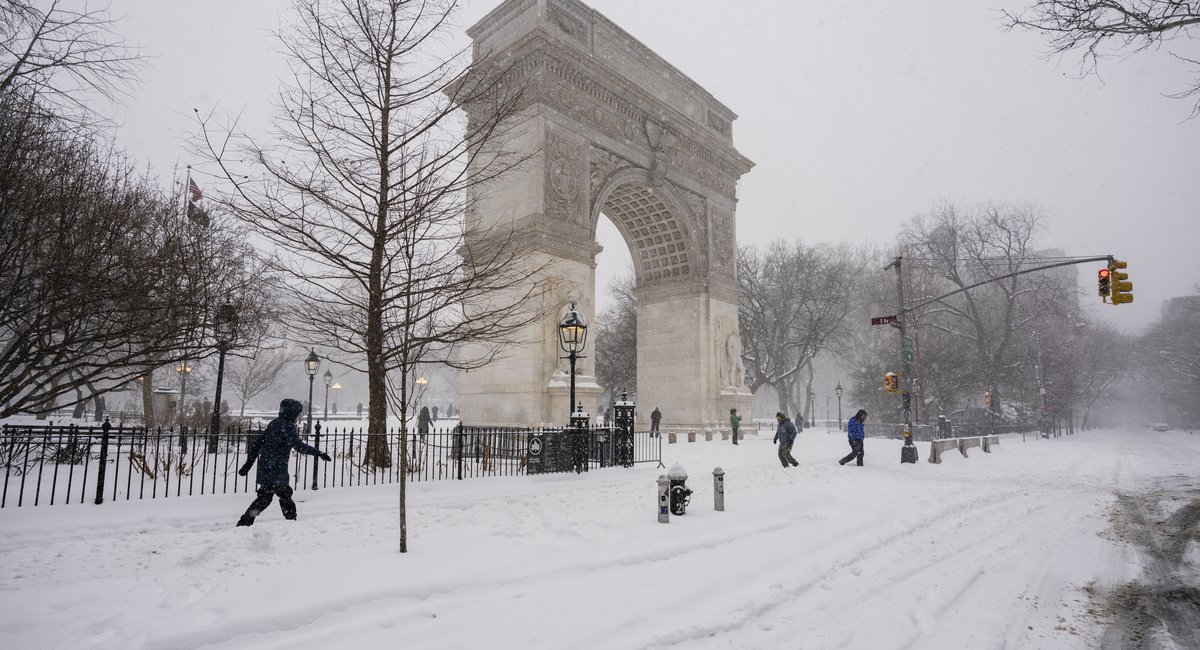 NYPD investigating after crowd pelts officers with snowballs at Washington Square Park