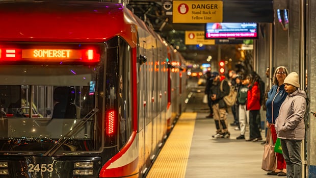 Calgary Transit riders could soon see longer, 2-hour window for transfers