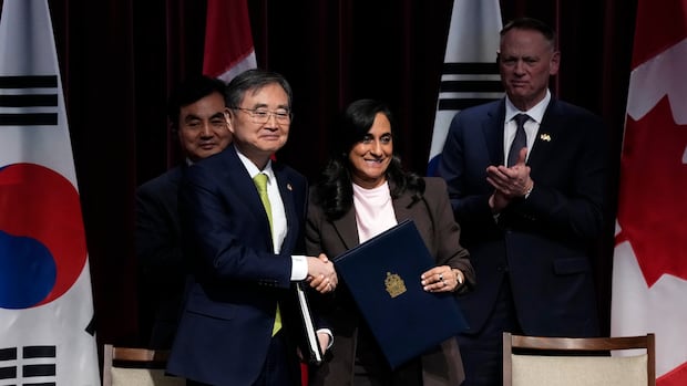Canada and South Korea sign a defence agreement