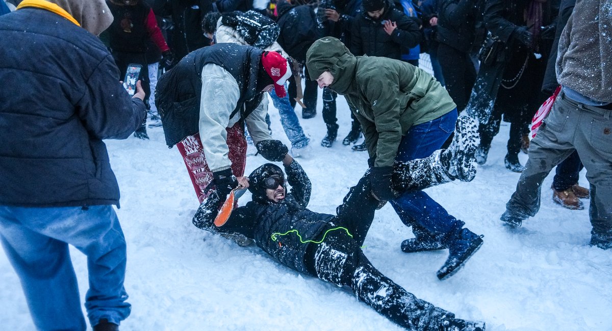 Manhattan DA drops assault charge in Washington Square Park snowball fight