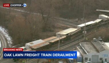 Oak Lawn freight train derailment impacting Metra SWS services, roads near Central Avenue and 108th Street railroad crossing