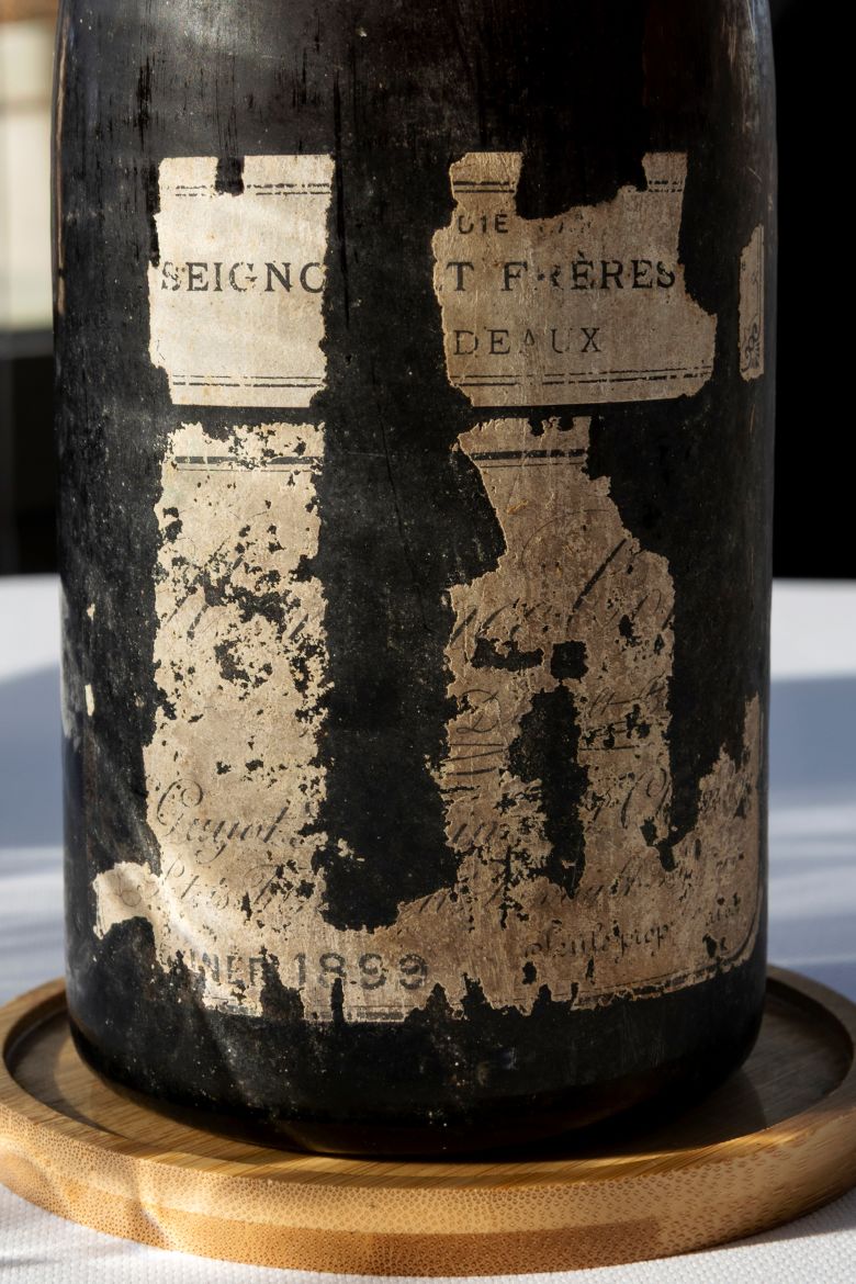 A close up of the label.