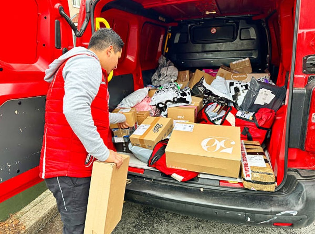 UK delivery firm collapses - households face weeks without parcels