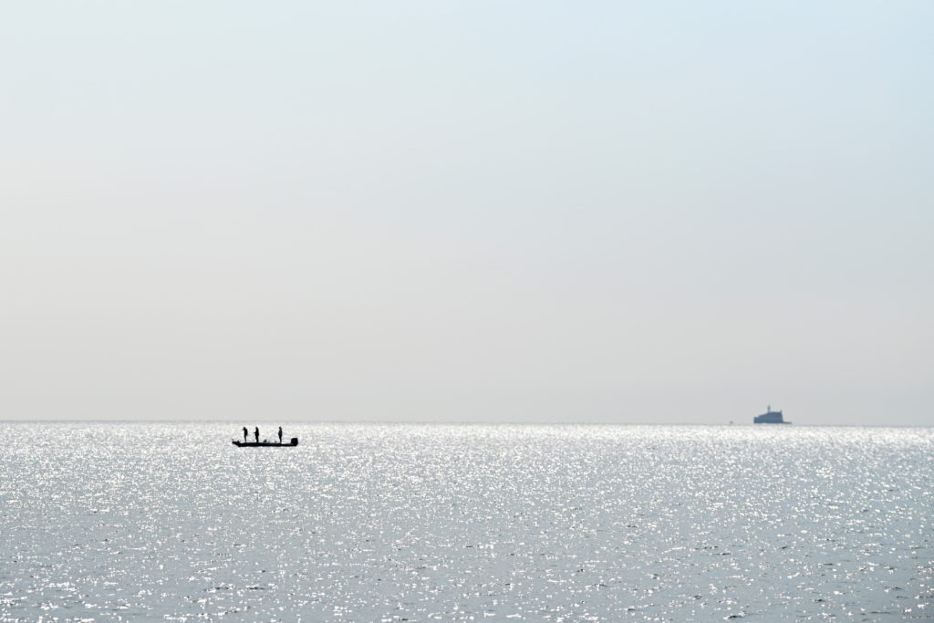 People boat across Lake Michigan in Chicago, USA