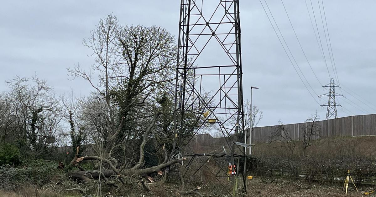 M4 pylon emergency: Residents evacuated along motorway route