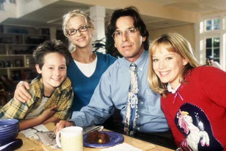 LIZZIE MCGUIRE, (from left): Jake Thomas, Hallie Todd, Robert Carradine, Hilary Duff, (Season 1), 20