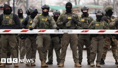 Federal officers in Minneapolis to get body cameras 'effective immediately' - BBC