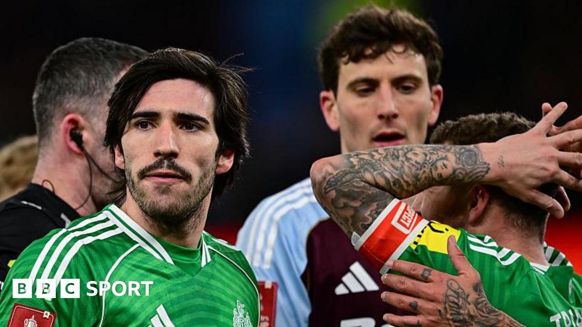 Newcastle complain to referee Chris Kavanagh